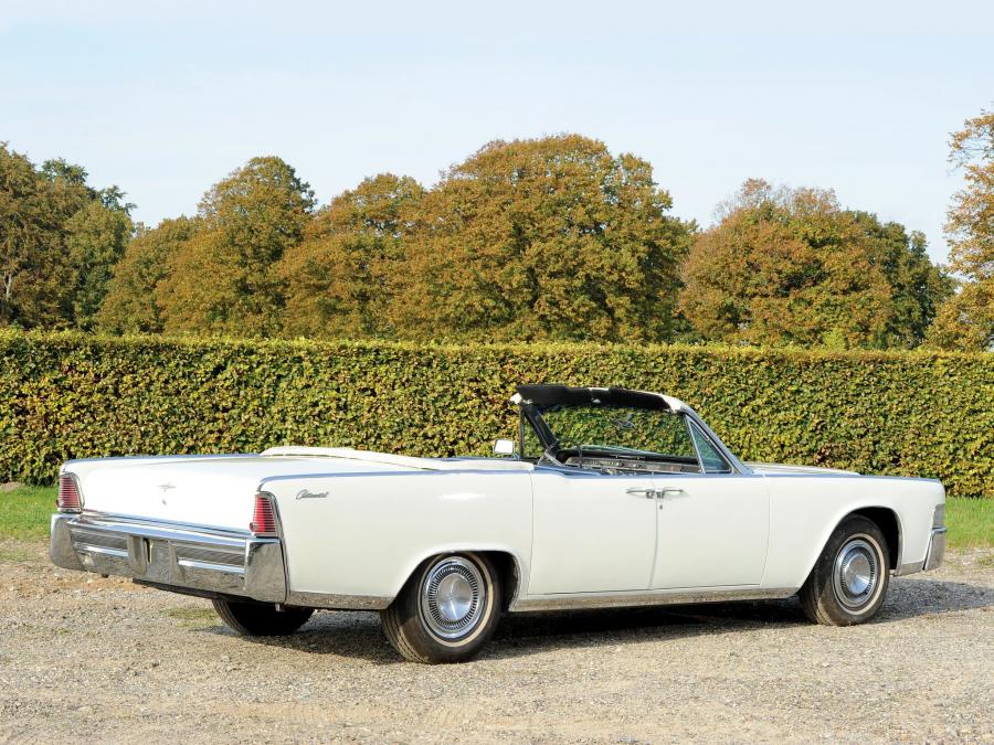  Lincoln Continental Convertible 1965 года  (фото 17 из 22)